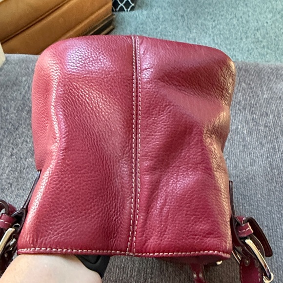 Tignanello Red Leather Shoulder Hobo Bag with inside chain print - Picture 6 of 8